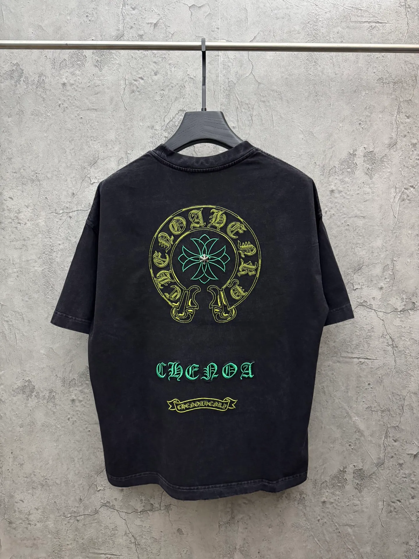 P230 top version, real shot without P, ​​different from market currency) 𝗖𝗵𝗿𝗼𝗺𝗲 𝗛𝗲𝗮𝗿𝘁𝘀/Cro Heart 2026 Spring New Original Single Counter American Washed 3D Three-dimensional Embroidered Couple Short Sleeves 👑The highest version! Customized fabric 320 grams, washed and fried. Best-selling model at the counter. Very comfortable to wear. Accessories: Original molded and authenticated collar label➕100% silk wash label. Genuine purchase-grade original hangtag➕matching hanging rope➕3D hanging beads➕original packaging bag. Craftsmanship: The original version has consistent wiring! The highest version of the armhole matching technique! Color: Gray Black Size: S M L XL Style No.: 6608
